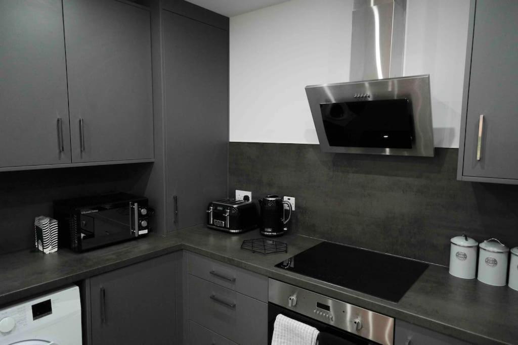 Close To Centre - Sleeps Up To 5, Perfect For Contractors With Private Secure Parking! Apartment *