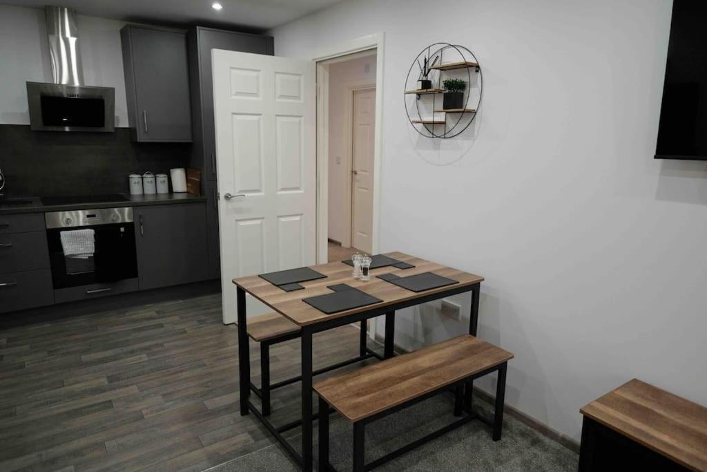 Close To Centre - Sleeps Up To 5, Perfect For Contractors With Private Secure Parking! * Peterborough