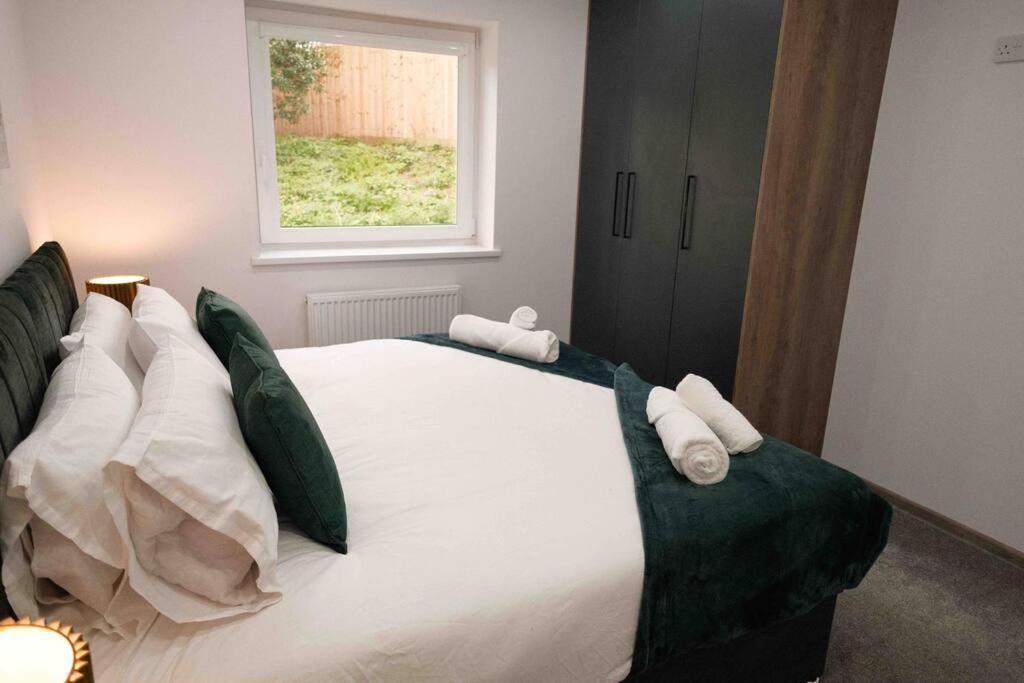 Close To Centre - Sleeps Up To 5, Perfect For Contractors With Private Secure Parking! * Peterborough