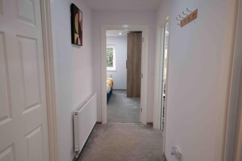 Apartment Close To Centre - Sleeps Up To 5, Perfect For Contractors With Private Secure Parking! *