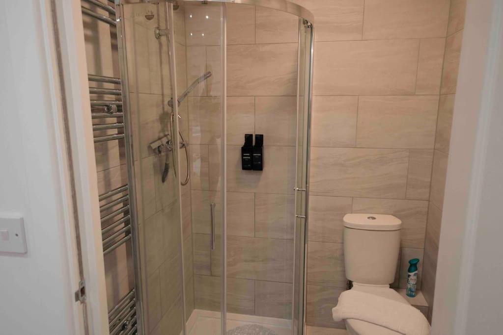 Close To Centre - Sleeps Up To 5, Perfect For Contractors With Private Secure Parking! *