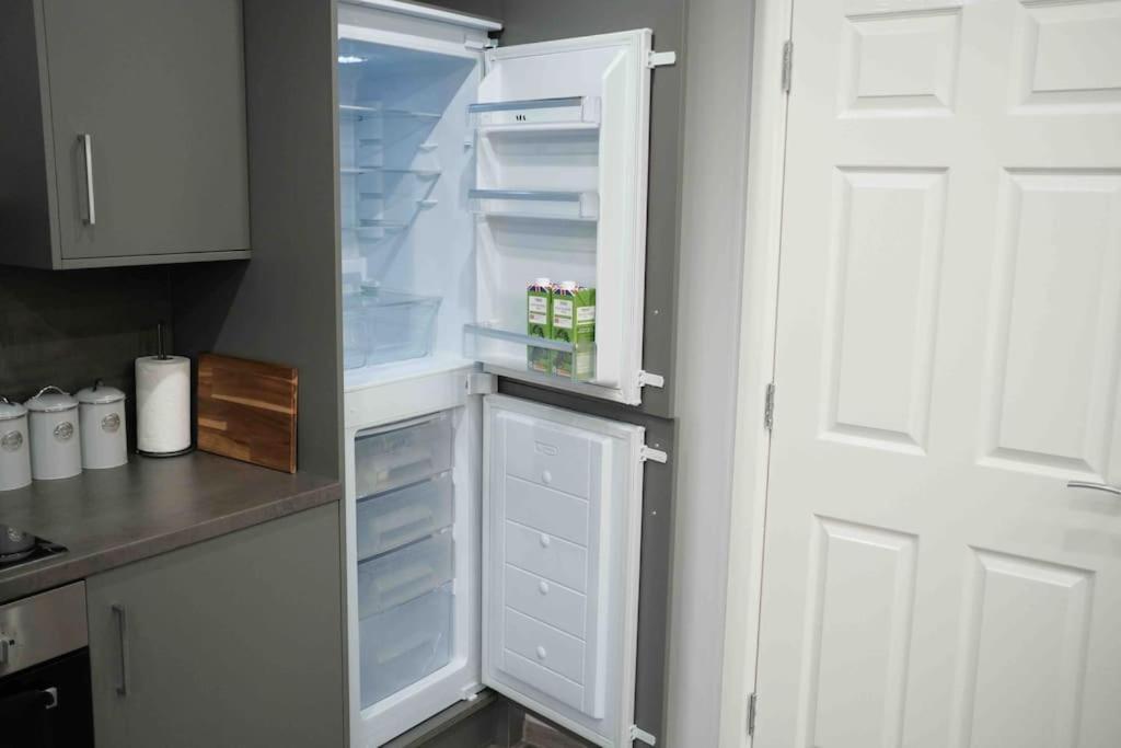 Apartment Close To Centre - Sleeps Up To 5, Perfect For Contractors With Private Secure Parking! *