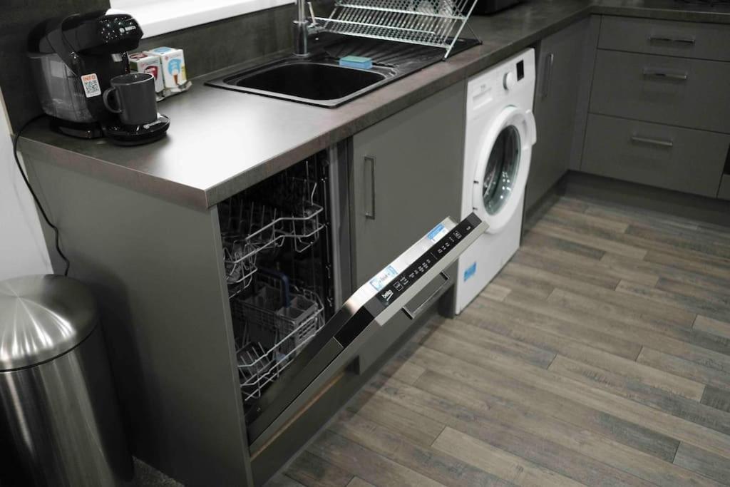 Close To Centre - Sleeps Up To 5, Perfect For Contractors With Private Secure Parking! * Peterborough