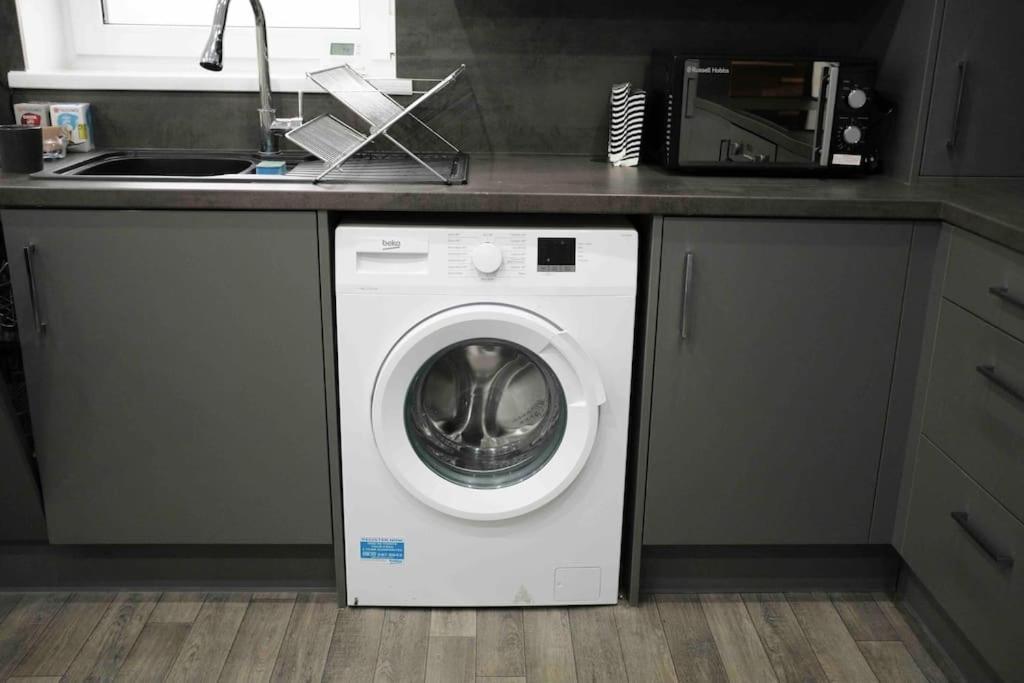 Apartment Close To Centre - Sleeps Up To 5, Perfect For Contractors With Private Secure Parking! *