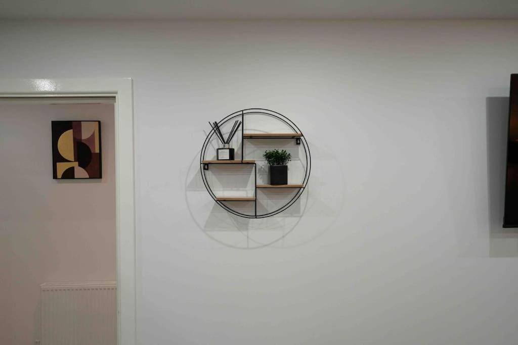 Close To Centre - Sleeps Up To 5, Perfect For Contractors With Private Secure Parking! Apartment *