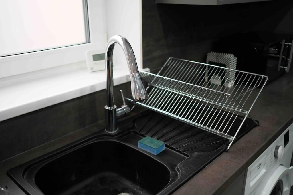 Close To Centre - Sleeps Up To 5, Perfect For Contractors With Private Secure Parking! * Peterborough