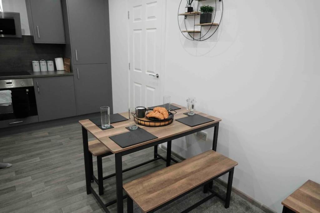Close To Centre - Sleeps Up To 5, Perfect For Contractors With Private Secure Parking! Apartment Peterborough