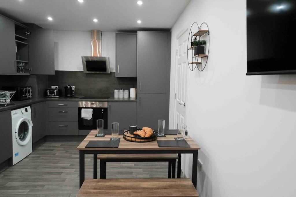 Close To Centre - Sleeps Up To 5, Perfect For Contractors With Private Secure Parking! Peterborough