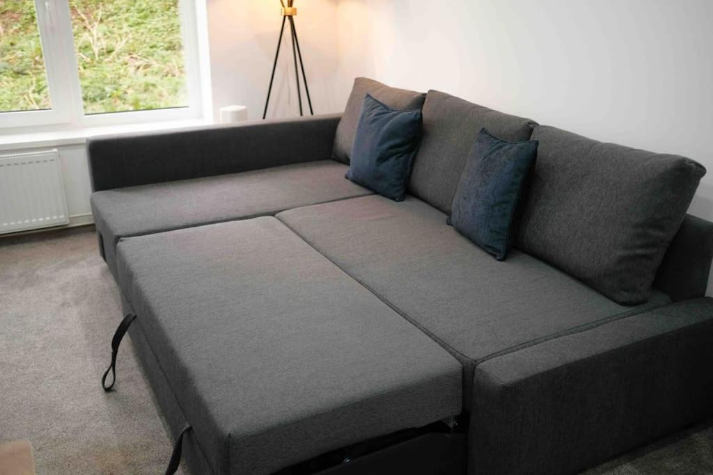 Close To Centre - Sleeps Up To 5, Perfect For Contractors With Private Secure Parking! *