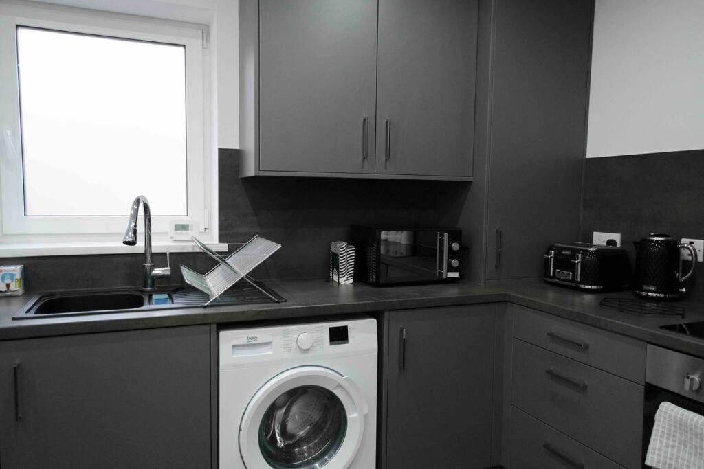 Close To Centre - Sleeps Up To 5, Perfect For Contractors With Private Secure Parking!