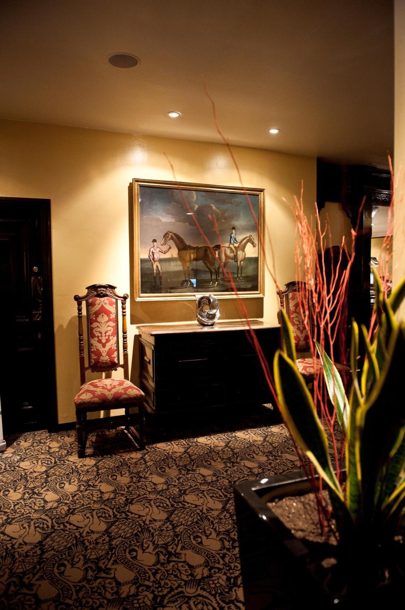 Hotel The Bull Hotel; Sure Collection By Western Peterborough